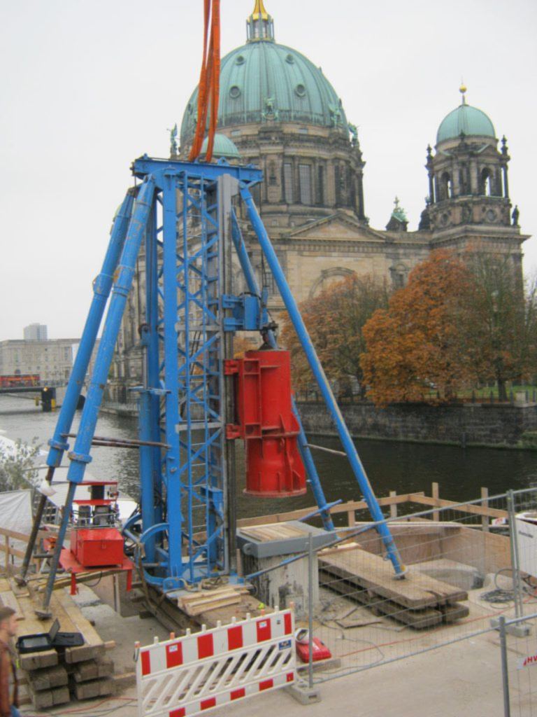 Free fall device for dynamic load testing in operation