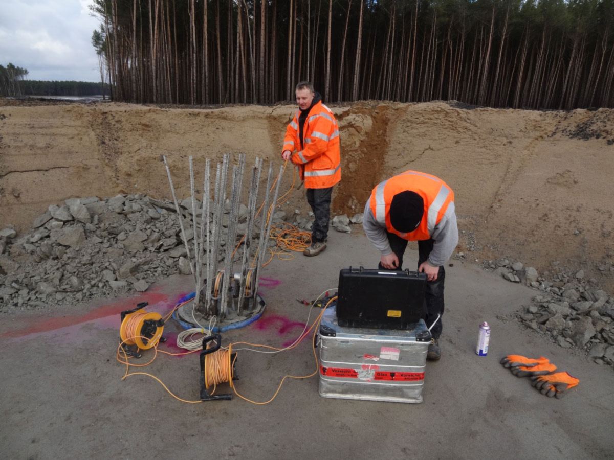 Low strain integrity test at the pile head