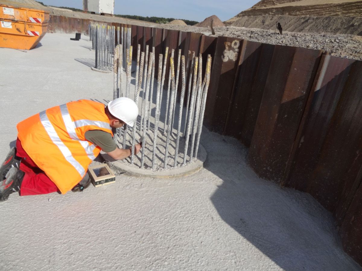 Low strain integrity measurement at the pile head