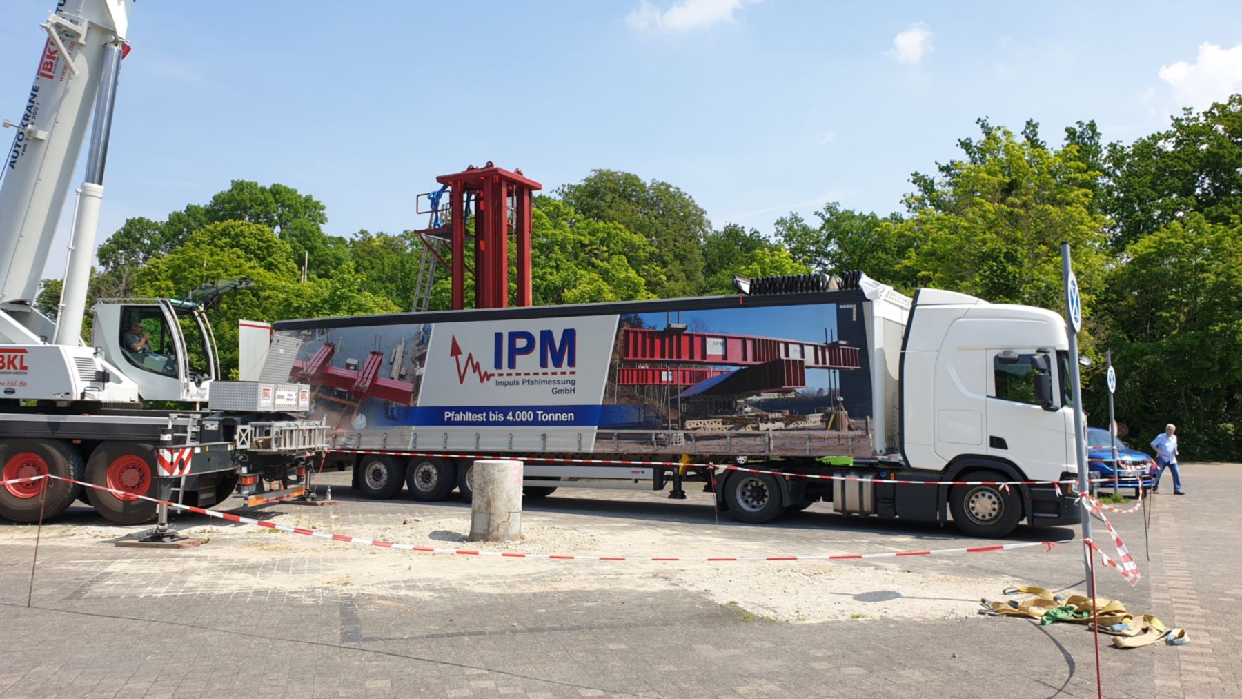 Setup of the special free fall weight up to 14 t for a dynamic load test