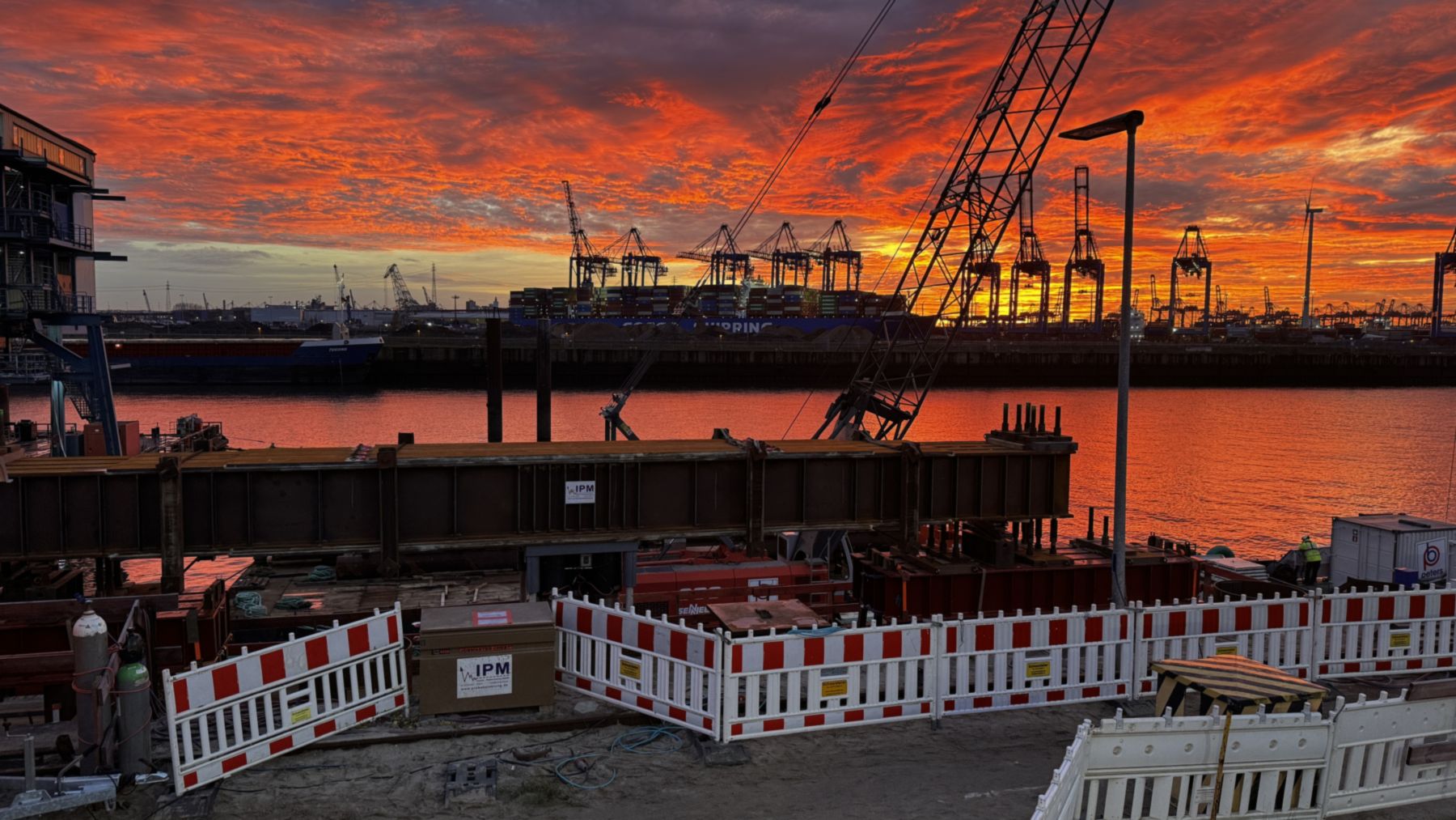 Prüfaufbau am Steinwerder Kai in Hamburg in der Abendstimmung