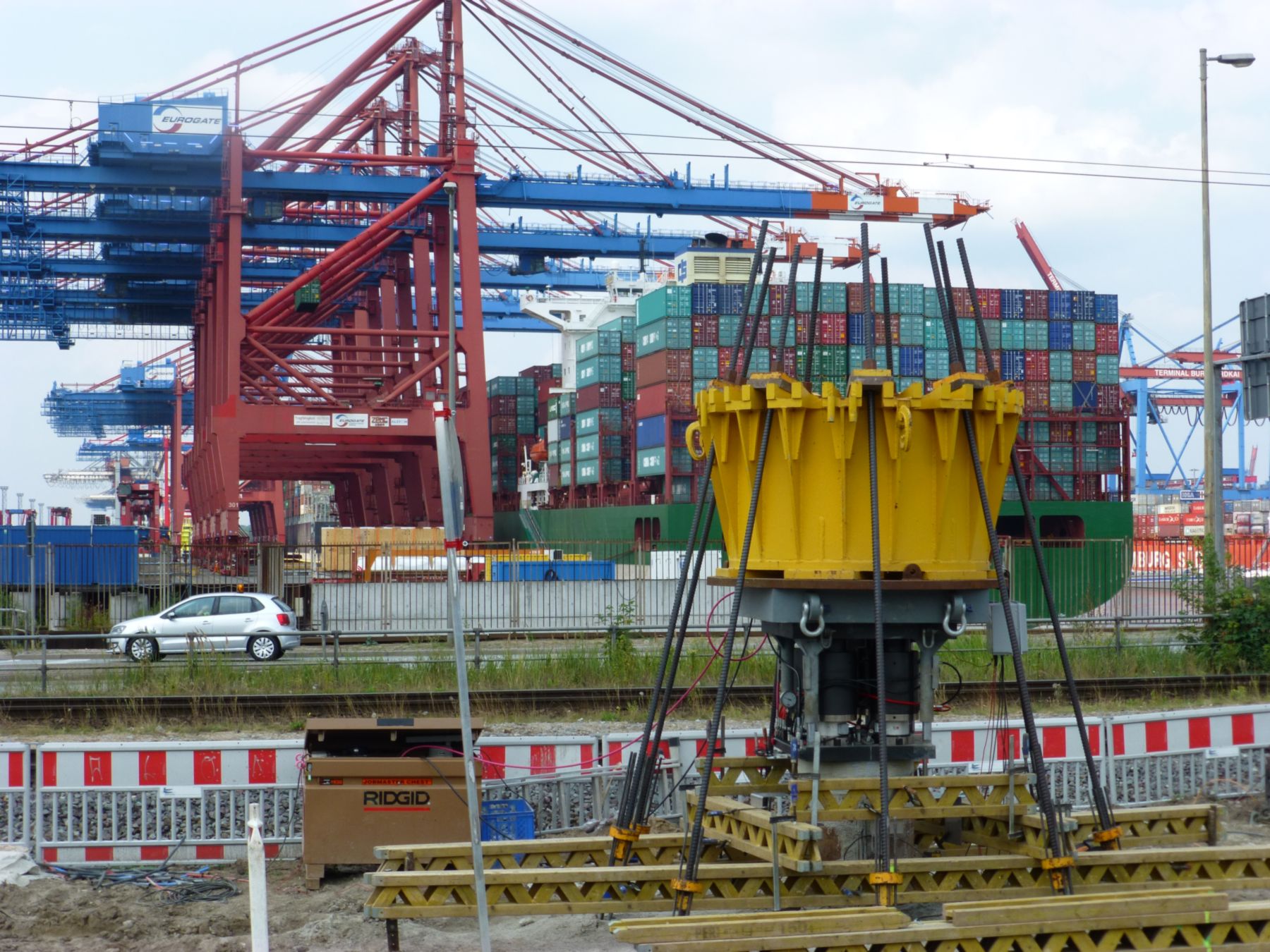 Loading crown during static load tests at the Waltershofer Brücken in Hamburg