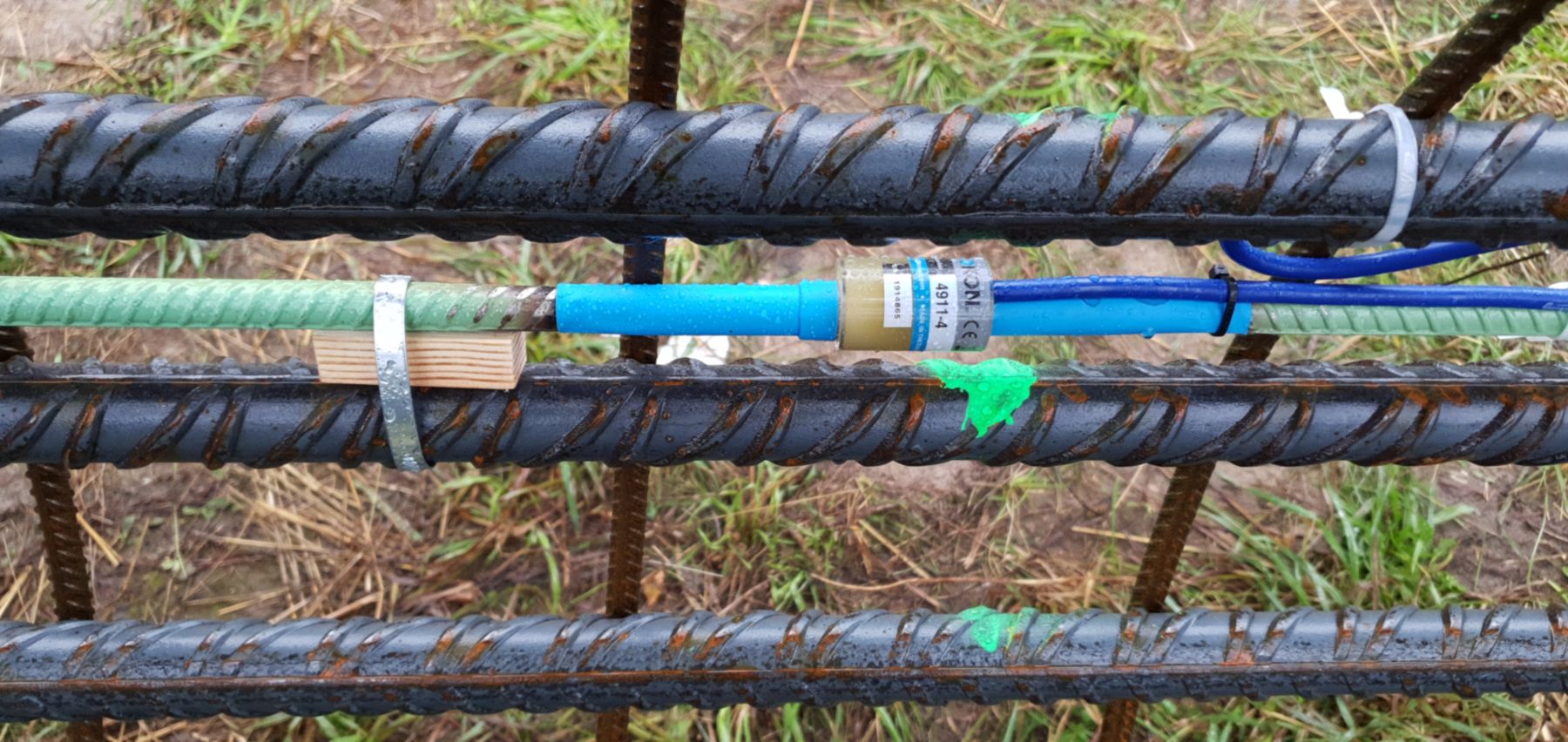Vibrating wire sensor on the reinforcement bar