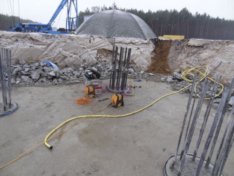 Cross hole measurement: measuring tubes, cable drums and CHUM device at the pile head