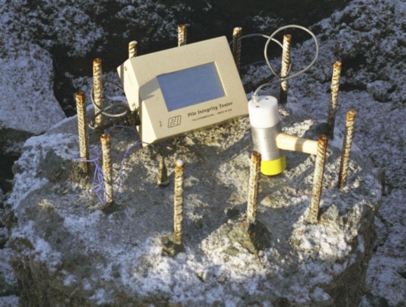 Low strain measurement: pile integrity tester on the pile heads