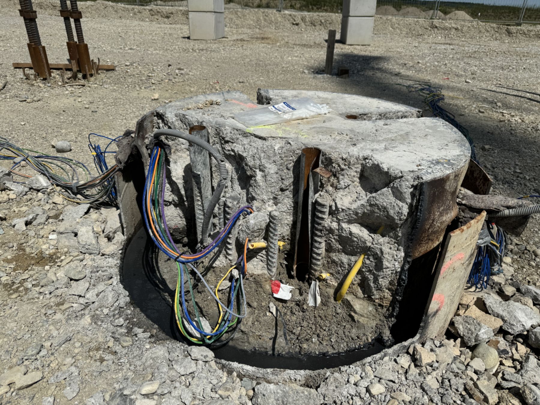 Pile head with sensor cables of the instrumentation led out, U5 metro line in München