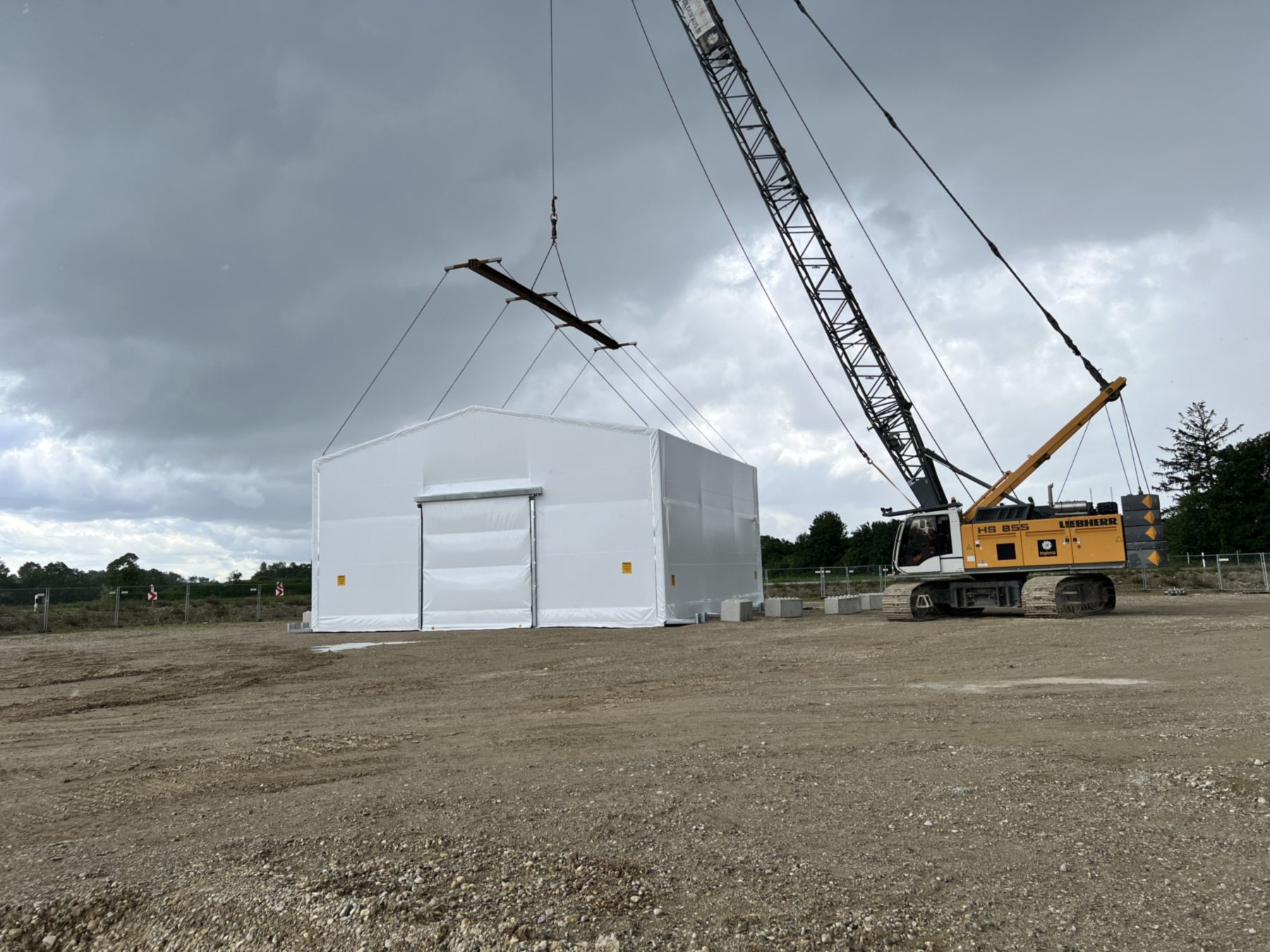 Prüfzelt und Kran auf der Baustelle der U5 in München