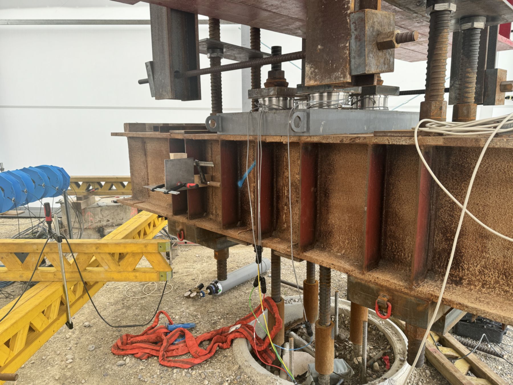 Loading beam with jacks and load cell seen from below, U5 metro line in München