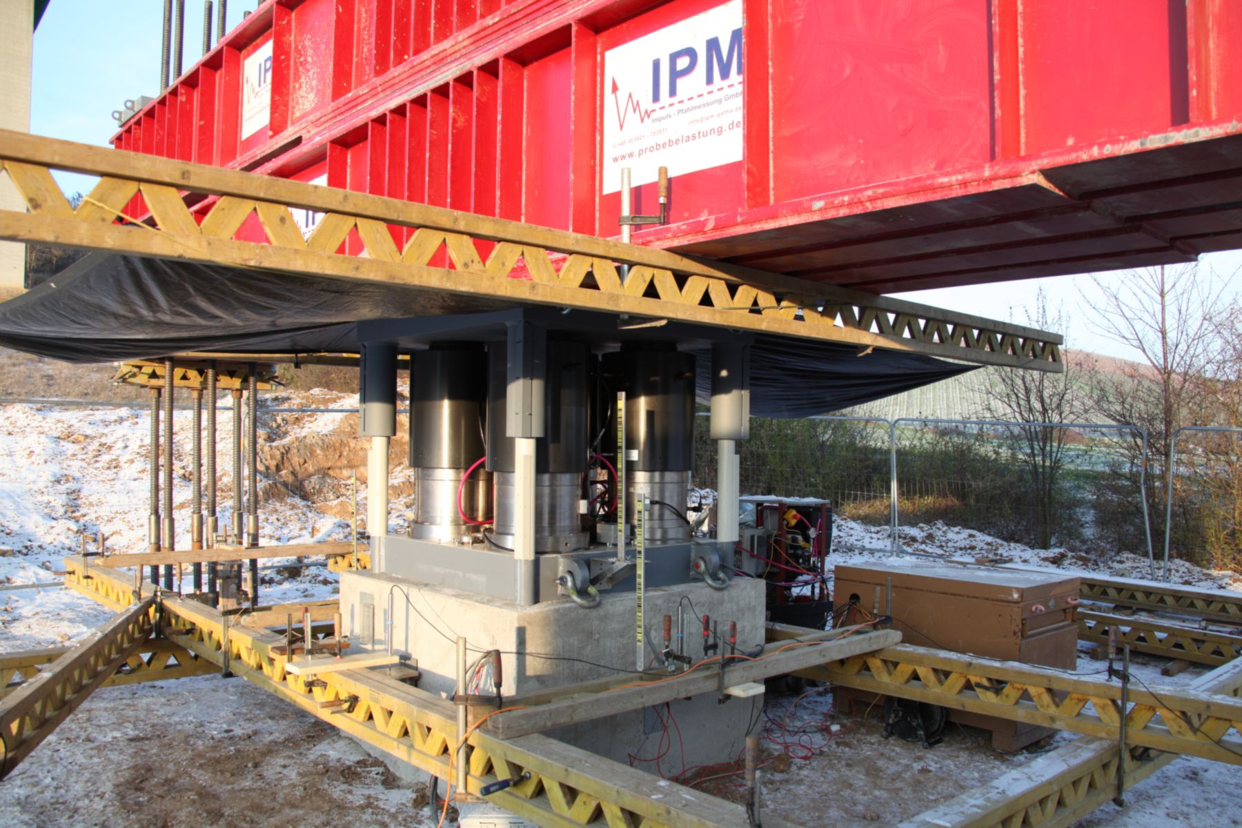 Jack assembly under the loading beam in Marktbreit