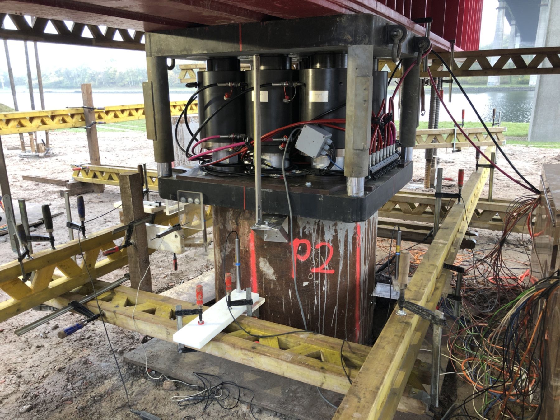 Jacks and measurement technology at the pile head in Rendsburg
