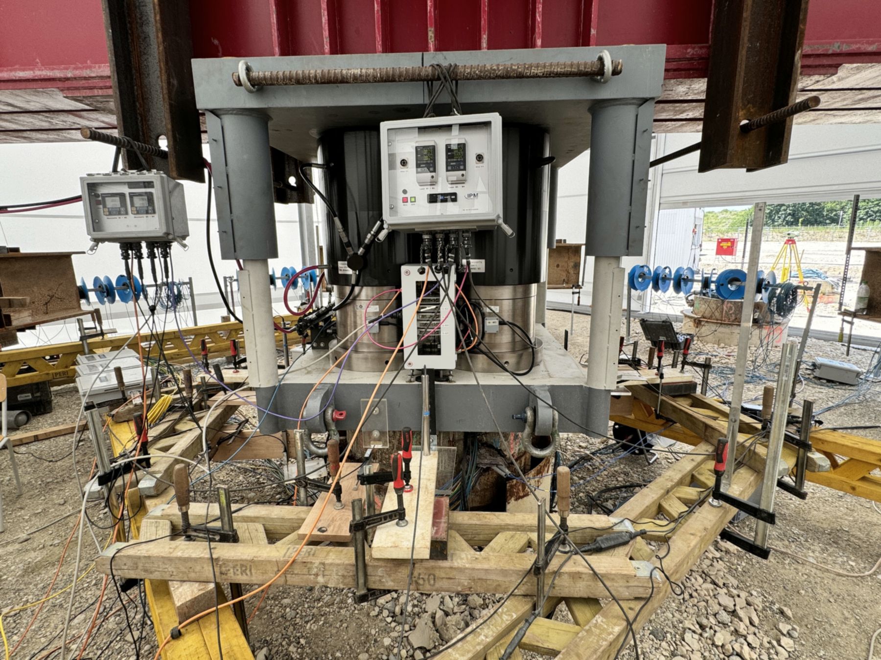 Instrumentation at the 40,000 kN jack assembly under the test beam