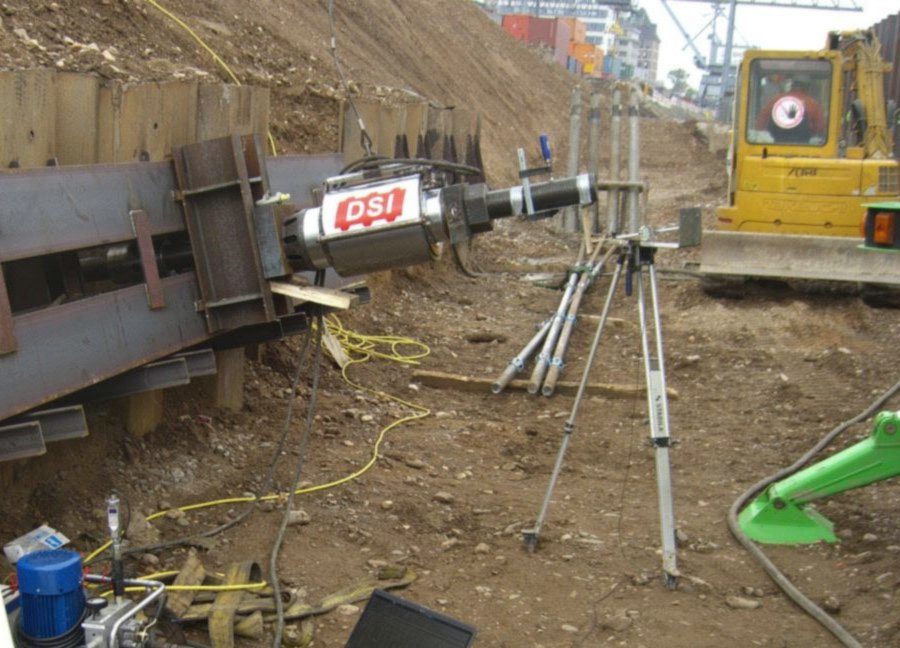 Messplatz einer frühen digitalen Pfahlmessung mit Hydraulikpresse und Datenerfassung