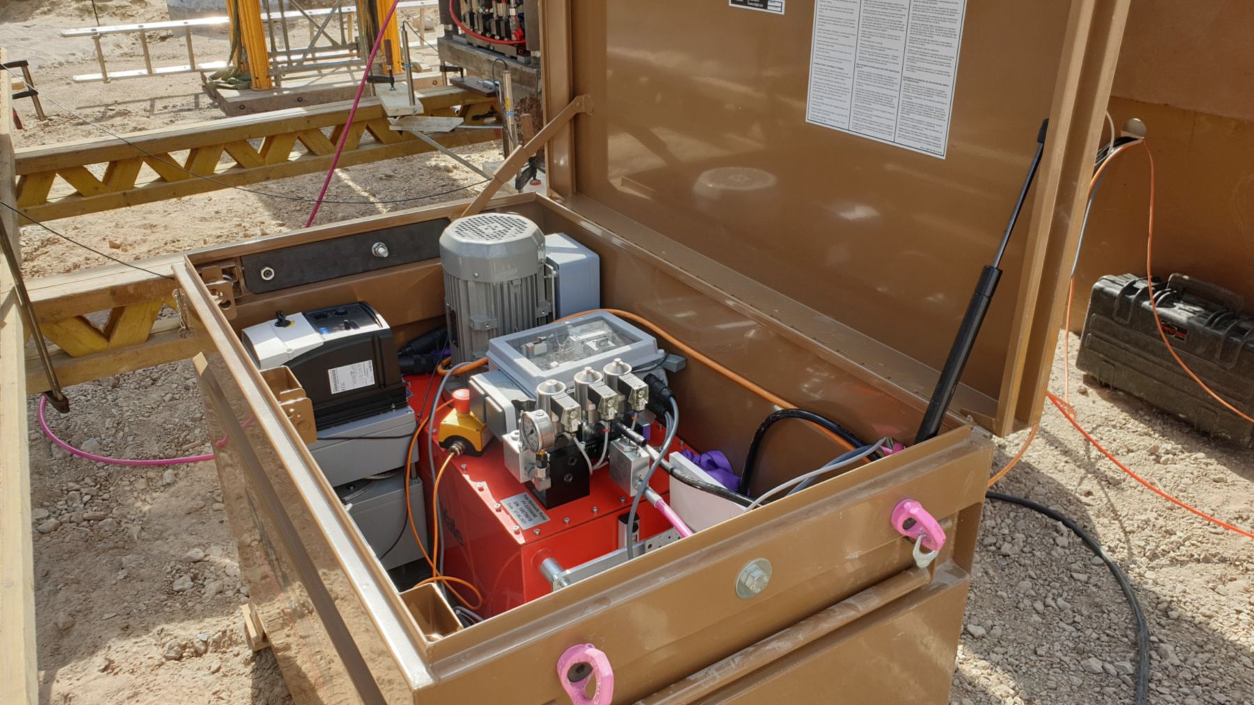 Hydraulic power unit with electronic control in its transport case